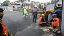 Pekerja menyelesaikan proyek revitalisasi Jembatan Cibubur, Jakarta, Selasa (2/8/2022). Revitalisasi ditargetkan selesai pada 6 November 2022. (Liputan6.com/Faizal Fanani)