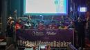 Komunitas United Army berfoto bersama usai acara Roaring Night Liga Inggris 2023/2024 antara Manchester United versus Everton di Brewerkz, The Breeze BSD City, Tangerang, Sabtu (9/3/2024) malam WIB. (Bola.com/Afi)