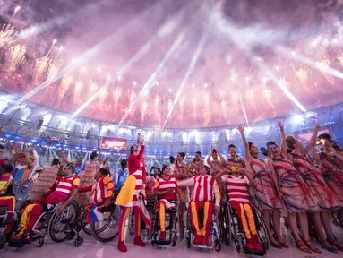 Peserta Paralimpik Rio 2018 bersorak saat kembang api Pembukaan dinyalakan di Stadion Maracana, Rio de Janeiro (7/8/2016). (AFP/Yasuyoshi Chib)