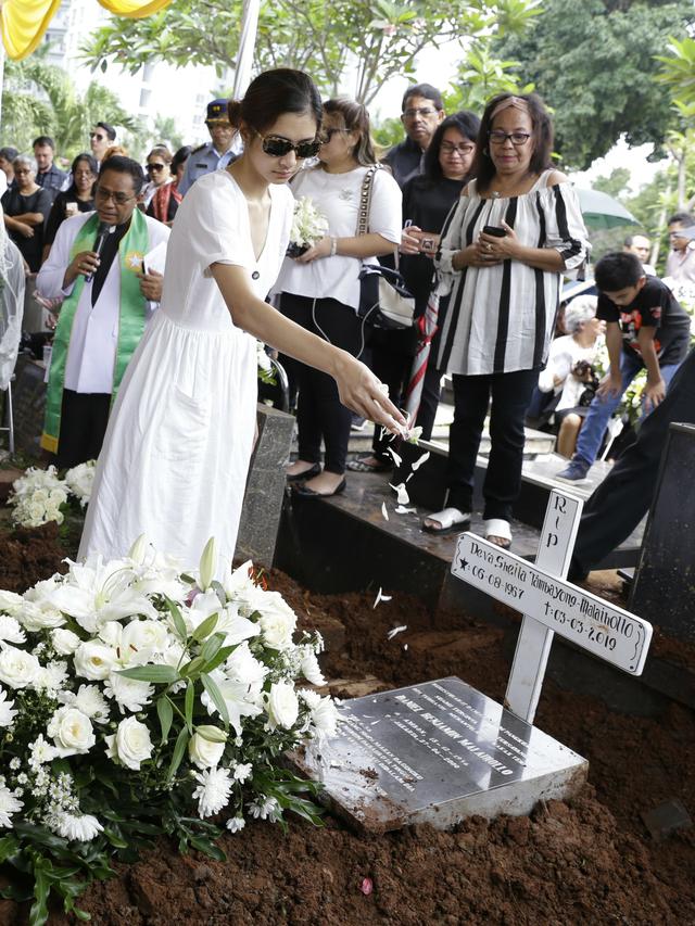 [Fimela] Pemakaman Ibunda Mikha Tambayong
