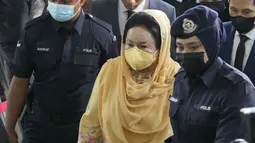 Rosmah Mansor (tengah) istri mantan Perdana Menteri Malaysia Najib Razak, tiba untuk mendengarkan vonis dalam sidang korupsinya di pengadilan tinggi di Kuala Lumpur, Kamis (1/9/2022). Rosmah Mansor, 70 tahun, mengaku tidak bersalah atas tiga tuduhan meminta dan menerima suap antara 2016 dan 2017. (AP Photo/Vincent Thian)