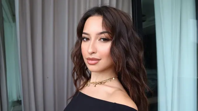 Adu Pesona Davina Karamoy dan Jennifer Coppen Pulas Latina Makeup Look, Siapa yang Paling Menawan?