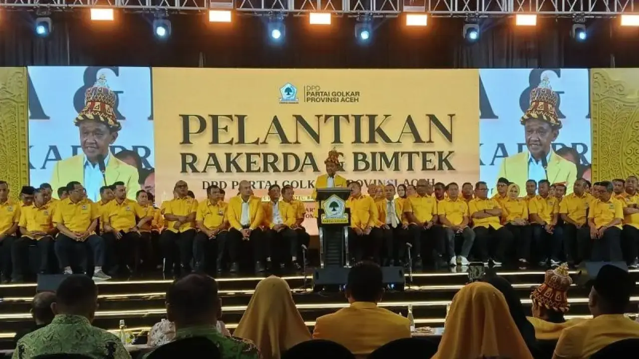 Ketua Umum Partai Golkar, Bahlil Lahadalia, memberikan sambutan dalam pelantikan pengurus DPD I Golkar Aceh periode 2025–2030 (Istimewa)