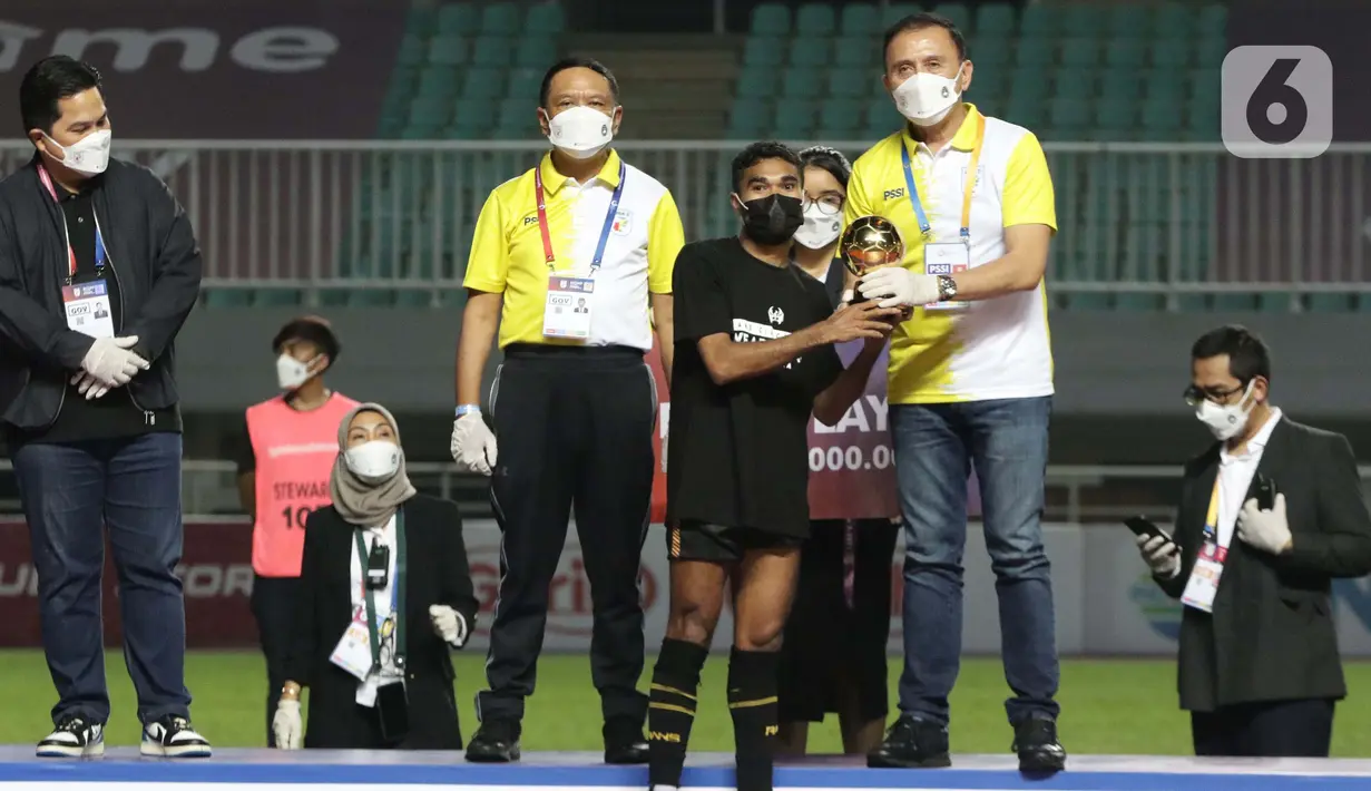 Pemain depan Rans Cilegon United, Rifal Lastori menerima penghargaan sebagai pemain terbaik Liga 2 Indonesia 2021 di Stadion Pakansari, Bogor, Kamis (30/12/2021). (Liputan6.com/Helmi Fithriansyah)