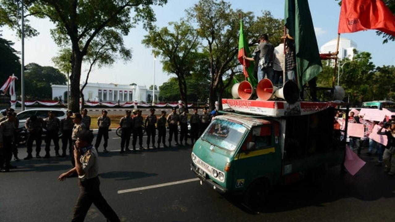 Puluhan demonstran dari Aliansi Tarik Mandat geruduk Istana Negara