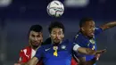Bek Brasil, Marquinhos (tengah) memenangi duel udara saat melawan Paraguay dalam laga kualifikasi Piala Dunia 2022 Zona Conmebol di Defensores del Chaco Stadium, Asuncion, Selasa (8/6/2021). Brasil menang 2-0 atas Paraguay. (AP/Jorge Saenz)
