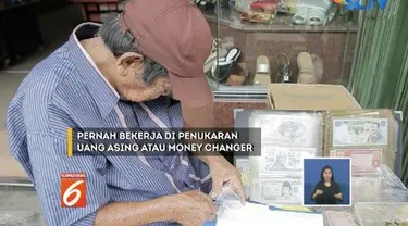 Seorang kakek berusia 80 tahun tak pantang menyerah jalani hidup dengan menjajalan uang kuno di depan emperan toko Pasar Baru.