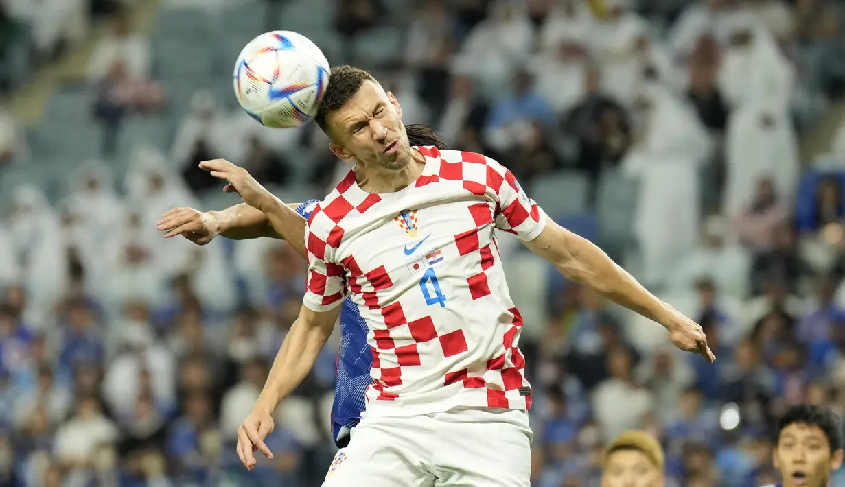 <p>Pemain Kroasia,&nbsp;Ivan Perisic menyundul bola saat laga 16 besar Piala Dunia 2022 melawan Jepang di Al Janoub Stadium, Senin (05/12/2022). (AP/Francisco Seco)</p>