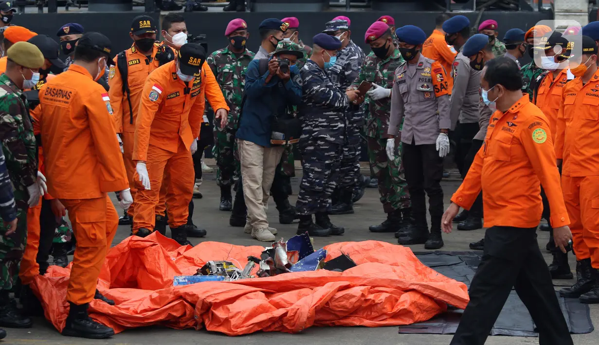 Serpihan pesawat Sriwijaya Air SJ 182 yang dibawa KRI Kurau ditunjukkan di Dermaga JICT 2, Jakarta, Minggu (10/1/2021). Tim SAR Kopaska TNI AL menyerahkan serpihan pesawat Sriwijaya Air SJ 182 yang berhasil dievakuasi ke Basarnas, Kepolisian, dan KNKT. (Liputan6.com/Helmi Fithriansyah)