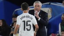 Arda Guler menerima instruksi dari pelatih Real Madrid, Carlo Ancelotti, pada laga Liga Spanyol 2024/2025 pekan 33 di Stadion Coliseum Alfonso Perez, Kamis (24/4/2025) dini hari WIB. (AP Photo/Manu Fernandez))