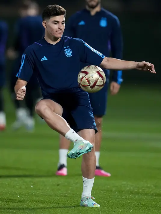 <p>Penyerang Argentina,Julian Alvarez mengontrol bola saat sesi latihan di Doha, Qatar, Senin, 12 Desember 2022. Secara head to head, kedua tim sama kuat karena sama-sama meraih dua kemenangan dan sisanya satu kali imbang. (AP Photo/Natacha Pisarenko)</p>