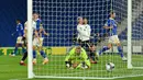 Striker Brighton, Viktor Gyokeres, saat mencetak gol ke gawang Portsmouth pada laga Piala Inggris di Falmer Stadium, Jumat (18/9/2020) dini hari WIB. Brighton menang 4-0 atas Portsmouth. (AFP/Glyn Kirk/pool)