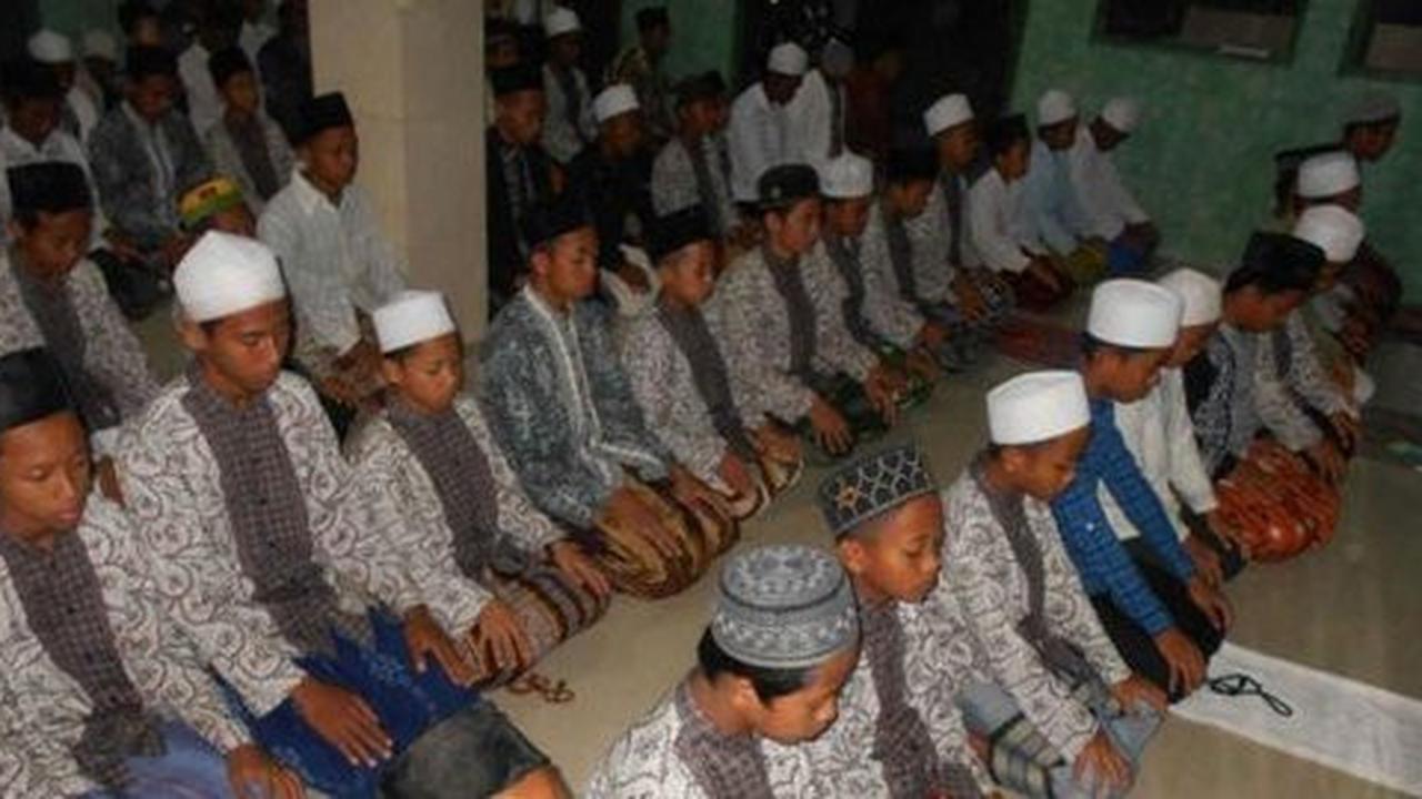 Prihatin KPK mau dilemahkan, ratusan santri gelar salat Hajat