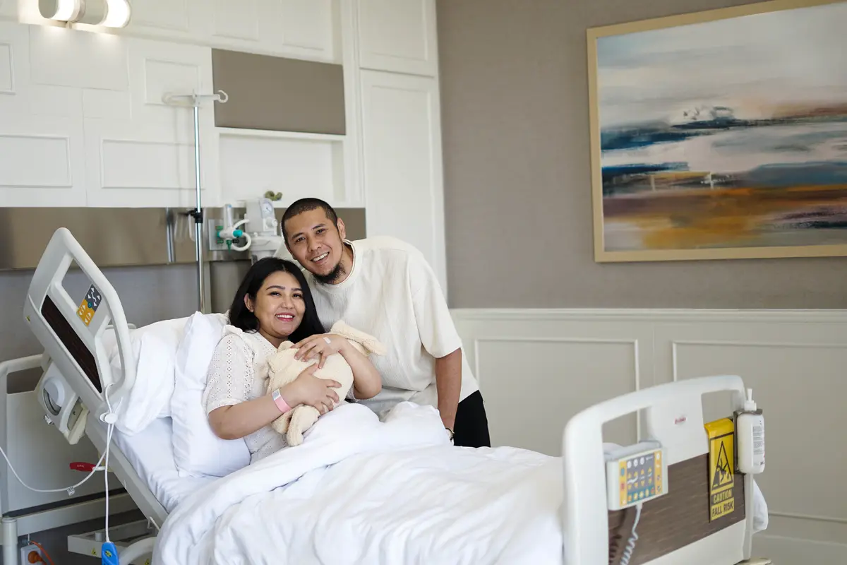 Via Vallen dan Chevra Yolandi bersama anak pertama (Dok. National Hospital)