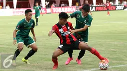 Penyerang Persipura, Osvaldo Ardiles Haay (tengah) berusaha mengecoh dua pemain PSS Sleman saat laga pembuka turnamen Piala Presiden 2017 di Stadion Maguwoharjo, Sleman, Sabtu (4/2). Laga berakhir imbang 0-0. (Liputan6.com/Helmi Fithriansyah)