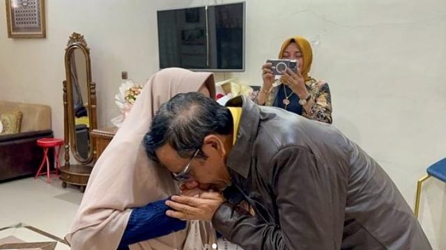 Mahfud Md sungkem ke Ibunda sebelum mendaftarkan diri ke KPU. (Istimewa)