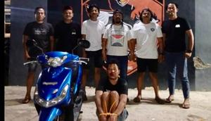 Tim Resmob Polres Jeneponto menangkap Rifai alias Bolang (26), residivis pelaku penjambretan yang menyebabkan dua tenaga kesehatan (nakes) mengalami patah tulang kaki di Kabupaten Jeneponto, Sulawesi Selatan. (Foto: Istimewa).