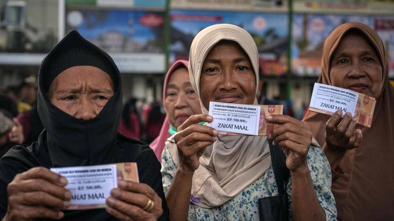 FOTO: Ribuan Warga Surabaya Antre Menerima  Zakat Mal Rp 500 Ribu per Orang di Masjid Cheng Hoo