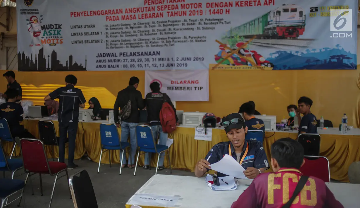 Petugas melayani pendaftaran pengiriman motor pemudik dengan menggunakan kereta api di Stasiun Jakarta Gudang, Selasa (28/5/2019). Direktorat Lalu Lintas dan Angkutan Kereta Api Kementerian Perhubungan mengangkut 18.096 motor pemudik secara gratis pada mudik Lebaran 2019. (Liputan6.com/FaizalFanani)