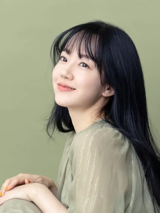 Tahun ini, Im Soo Jung akan memasuki usia yang ke 42! Lihat saja bagaimana tampilannya dengan kulit glowing dan rambut panjang hitam berponinya ini bak remaja. Foto: Instagram.