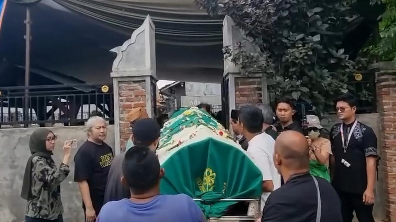 Momen Haru Pemakaman Ayah Baim Wong ada Disamping Istri