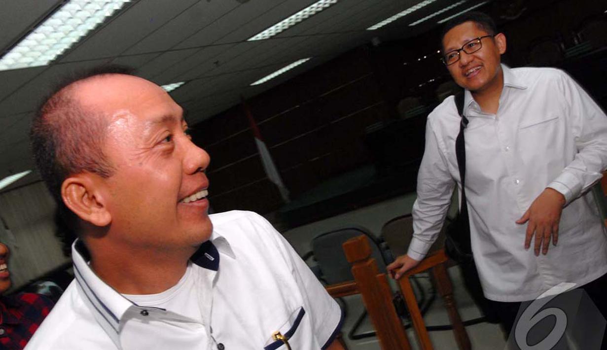 Saan Mustopa menebarkan senyumnya ketika sampai di pengadilan Tipikor dan bertemu Anas Urbaningrum, Jakarta, Senin (7/7/2014) (Liputan6.com/Miftahul Hayat)