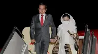 Ibu Negara Iriana Jokowi dan Presiden Jokowi di tangga pesawat. (Foto: Dok. Instagram terverifikasi @jokowi)