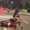 Seorang pria dalam kondisi mabuk dan tanpa mengenakan pakaian mengamuk di Jalan Lenteng Agung, Jagakarsa, Jakarta Selatan. (Foto: Tangkapan Layar Sosmed)
