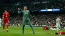 Kiper Real Madrid, Keylor Navas merayakan kemenangannya usai melawan Bayern Munchen dalam pertandingan semifinal Liga Champions di stadion Santiago Bernabeu, Spanyol (1/5). (AP/Paul White)