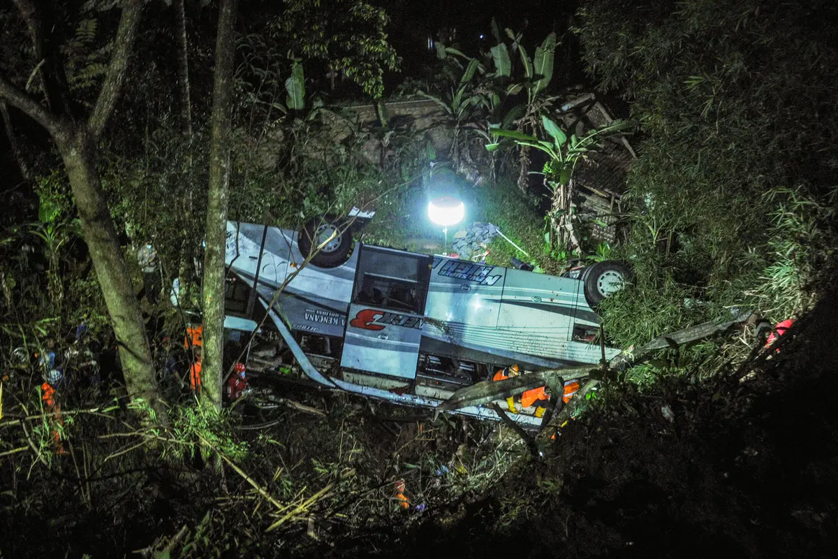 Proses Evakuasi Korban Kecelakaan Bus Sumedang