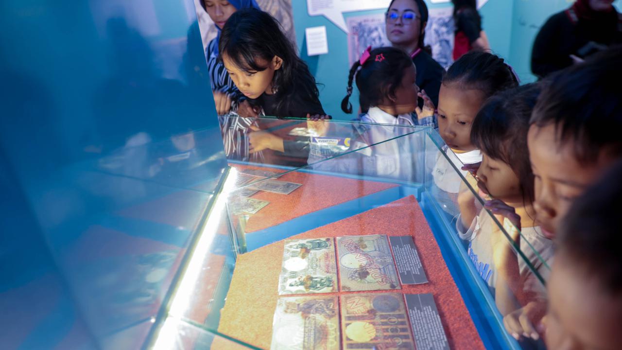 Anak Pekerja Sampah Belajar Sejarah di Kota Tua