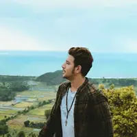 Artis kelahiran Depok 24 tahun silam itu sedang belajar warisan lelulur yaitu Silek Harimau. Warisan budaya dari para lelulur Minangkabau. (Instagram/ammarzoni)