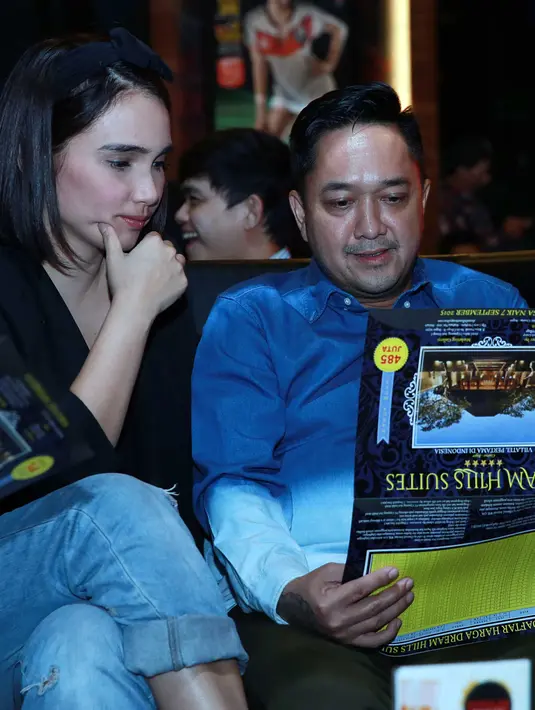 Ditanya tentang kado pernikahan mereka yang disebut berupa rumah baru, Feby dan Franky sama-sama menampik hal tersebut. (Deki Prayoga/Bintang.com)