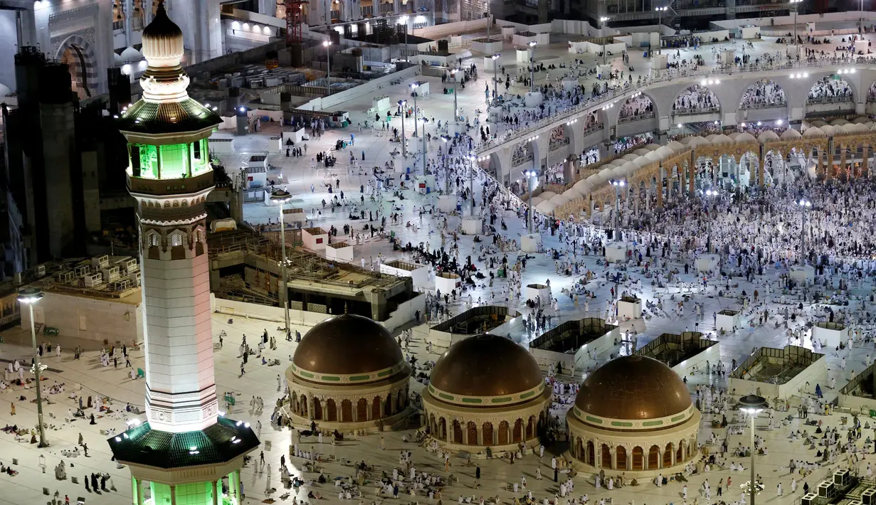 Pandangan udara saat jutaan jemaah haji memadati Masjidil Haram, Makkah, Sabtu (10/9). Sebelum Wukuf di Arafah, jemaah haji mulai memadati Masjidil Haram untuk Tawaf Qudum dan membaca niat haji. (REUTERS/Ahmed Jadallah)