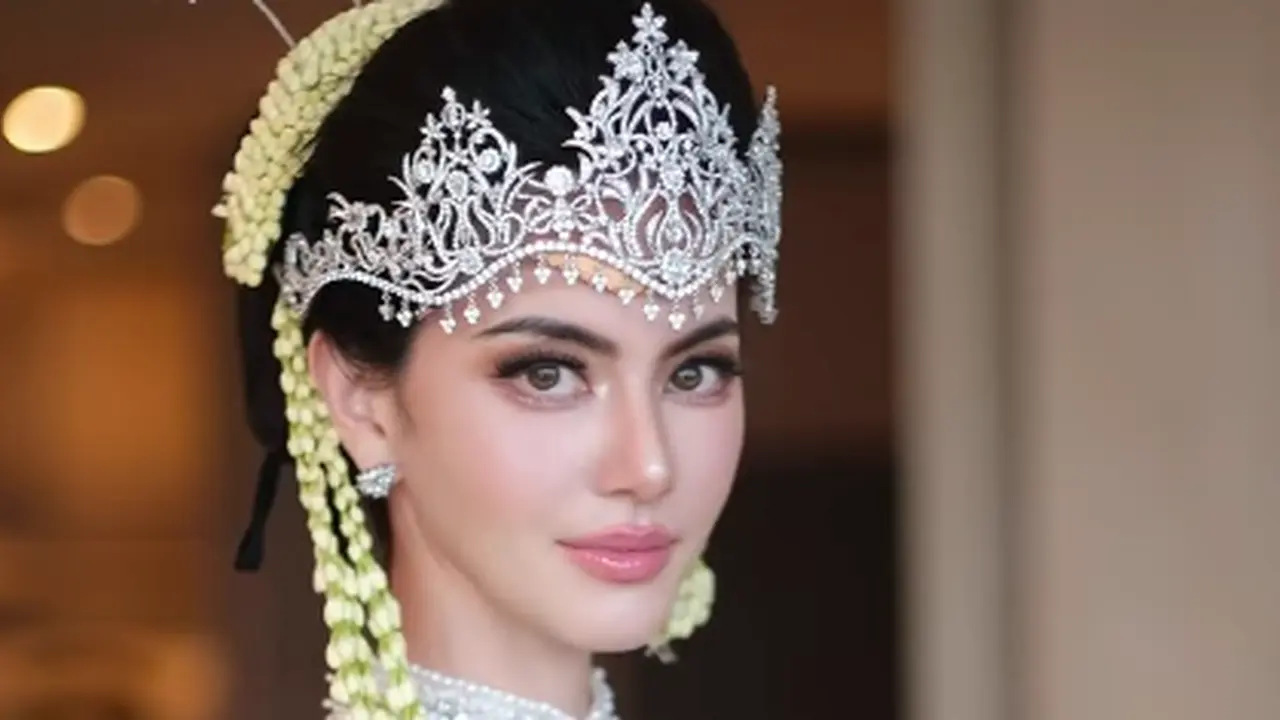 Pesona Davika Hoorne Jadi Pengantin Sunda, Kenakan Kebaya dan Siger Rancangan Desainer Indonesia