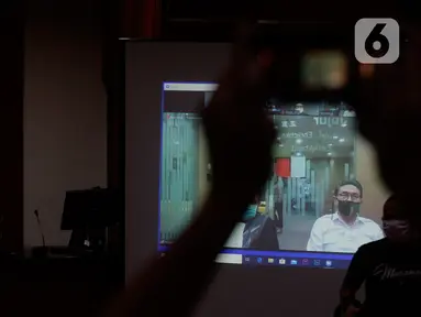 Layar menayangkan terdakwa mantan anggota DPR Sukiman mendengarkan pembacaan putusan dalam sidang secara online di Gedung KPK, Jakarta, Rabu (29/4/2020). Sukiman diduga menerima suap terkait pengurusan dana perimbangan APBN-P 2017 dan APBN 2018 Kabupaten Pegunungan Arfak. (merdeka.com/Dwi Narwoko)