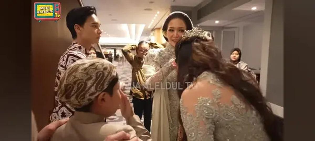 Momen Manis Shafeea Ahmad Salim pada Maia Estianty di Pernikahan Al Ghazali