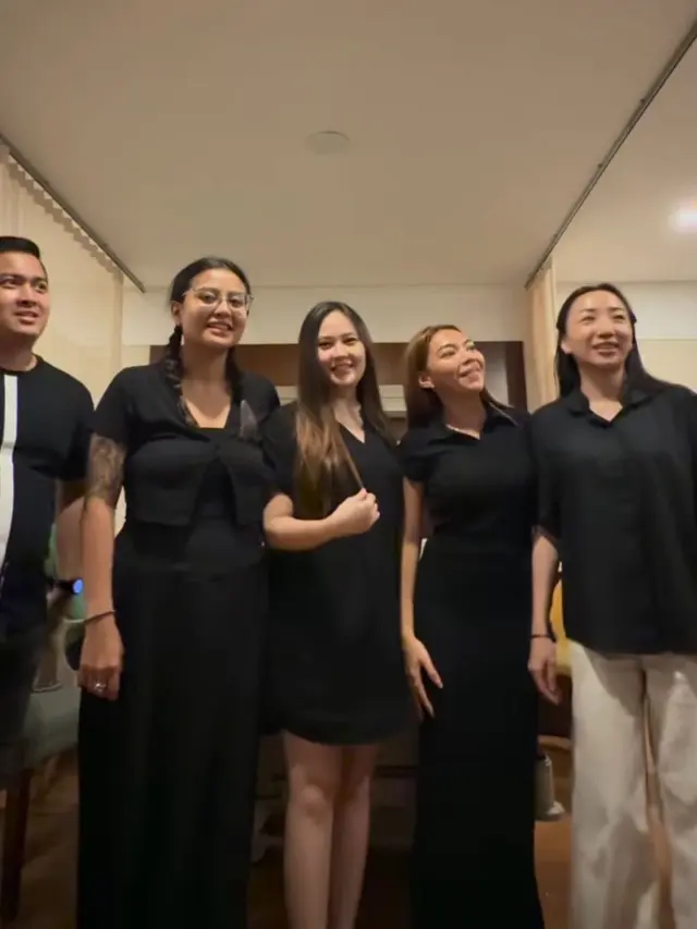 Keanu dijenguk teman pakai baju hitam. (credit:instagram.com/narinkovilda)
