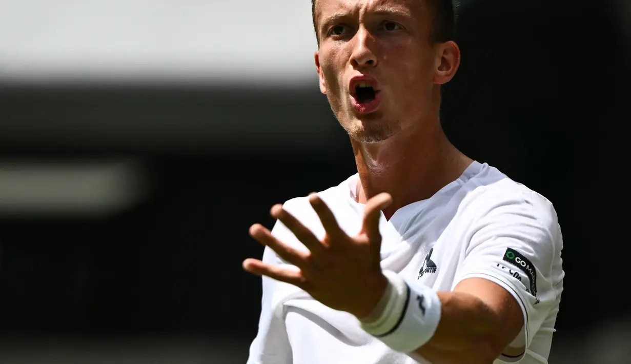 Petenis Republik Ceko Jiri Vesely bereaksi saat bermain melawan Daniil Medvedev dari Rusia selama pertandingan tenis tunggal putra mereka pada hari kedelapan Kejuaraan Wimbledon 2023 di The All England Tennis Club di Wimbledon, London barat daya, pada 10 Juli 2023. (SEBASTIEN BOZON / AFP)