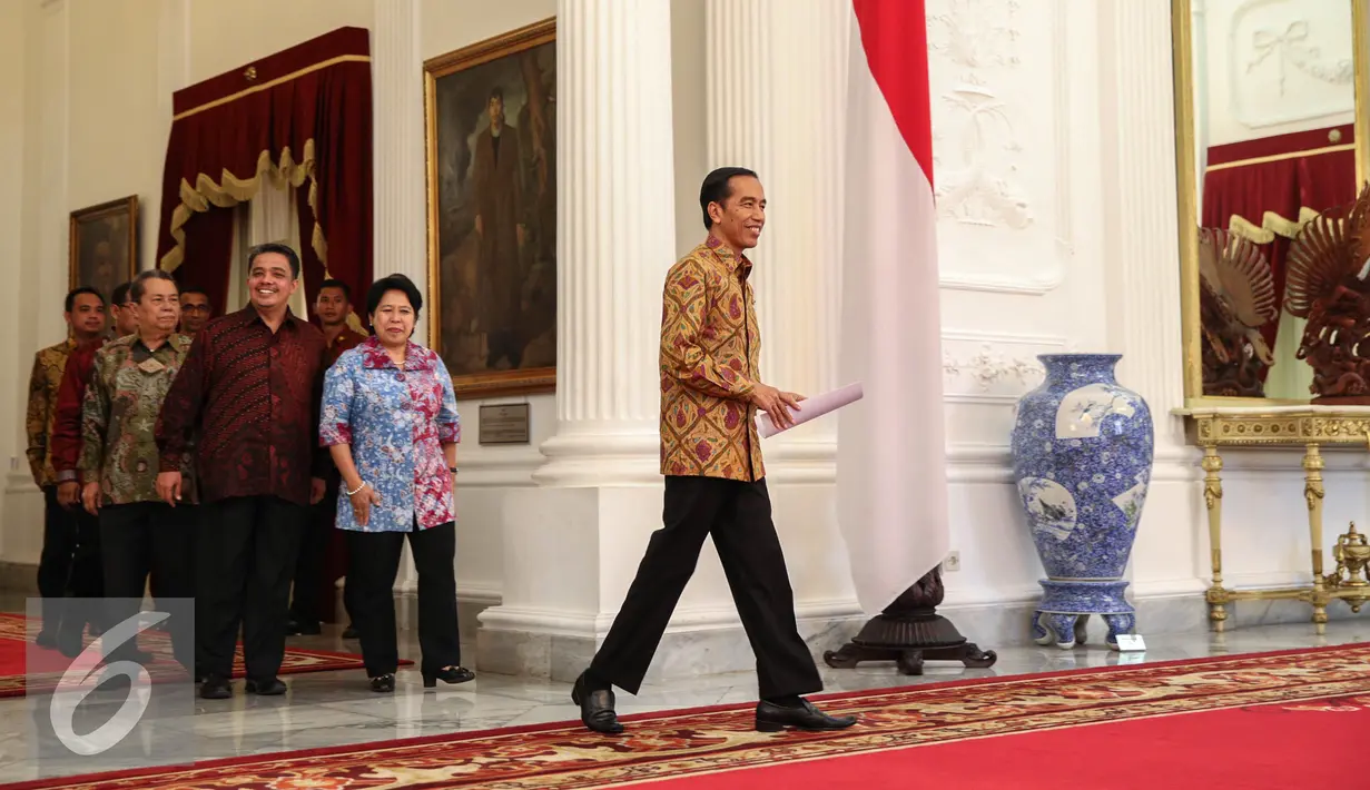 Presiden Jokowi didampingi Pansel Calon Anggota Komisi Yudisial saat akan memberi keterangan pers terkait hasil seleksi calon anggota KY, di Istana Merdeka, Jakarta, Rabu (3/9/2015). (Liputan6.com/Faizal Fanani)