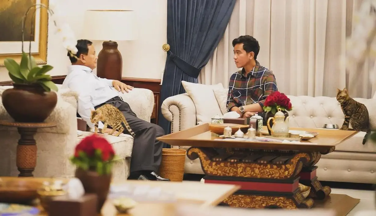 Sedangkan Gibran memiliki gaya khasnya tampil kasual. Di foto ini, Gibran mengenakan kemeja flanel bernuansa biru-hijau. [Foto: Instagram/gibran_rakabuming]