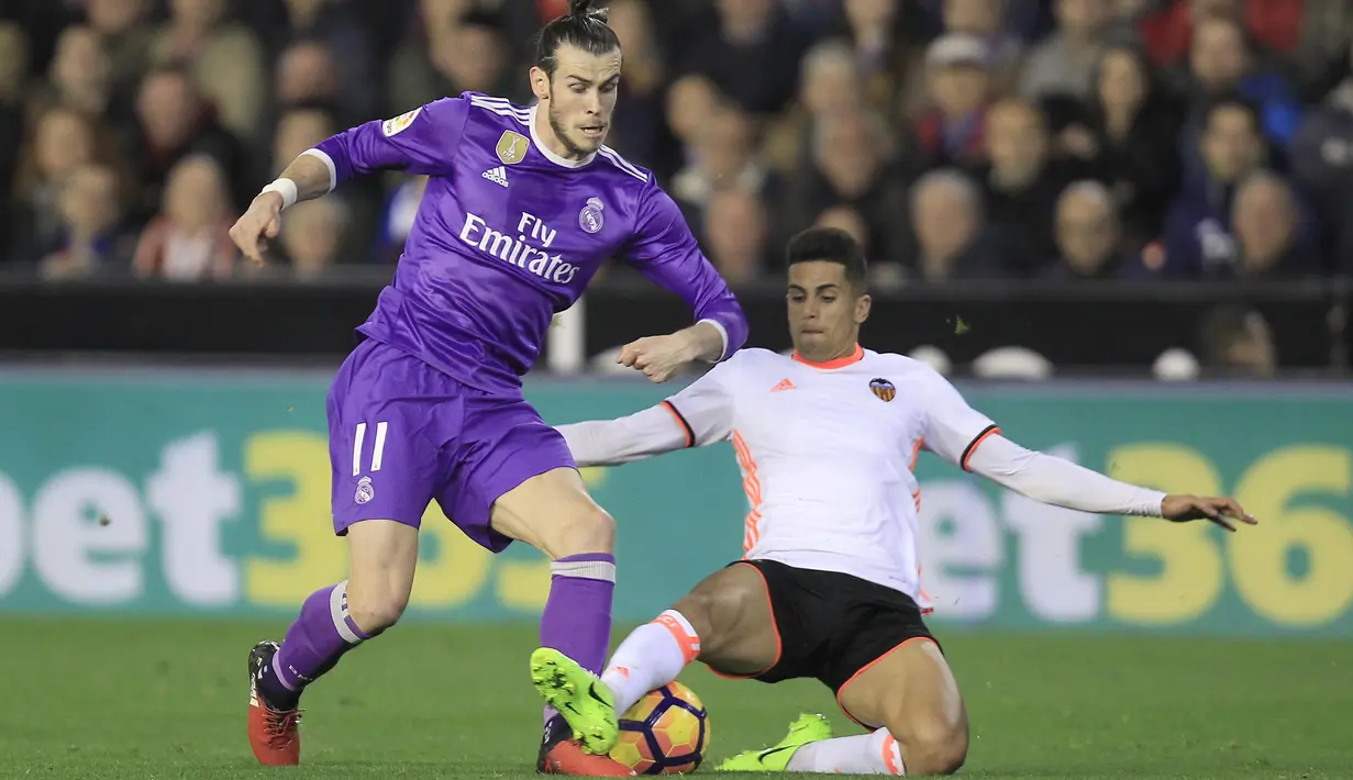 Gareth Bale masuk menggantikan James Rodriguez untuk menambah daya gedor Real Madrid, namum pertahanan rapat dari pemain Valencia membuat Madrid kesulitan. (AP/Alberto Saiz)