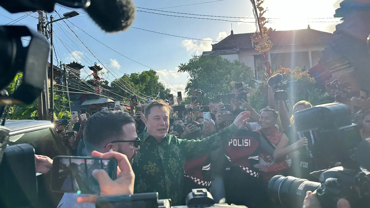 CEO Tesla Elon Musk tiba di Puskesmas Pembantu Sumerta Kelod, Denpasar, Minggu (19/5/2024). (Liputan6/Benedikta Miranti)