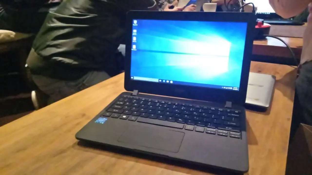Acer TravelMate B117. Liputan6.com/Agustin Setyo Wardani