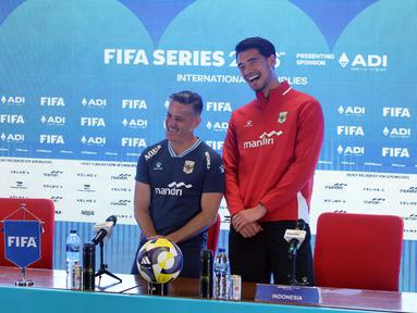 Pelatih kepala Timnas Indonesia, John Herdman (kiri) dan Elkan Baggott berfoto bersama setelah sesi konferensi pers menjelang FIFA Series melawan St Kitts and Navis di Stadion Utama Gelora Bung Karno (SUGBK), Senayan, Jakarta, Kamis (26/03/2026). (Bola.com/M Iqbal Ichsan)