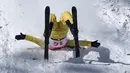 Atlet Kazakstan Akmarzhan Kalmurzayeva terjatuh saat bertanding dalam kualifikasi ski gaya bebas aerial di Olimpiade Musim Dingin 2022, Senin, 14 Februari 2022, di Zhangjiakou, China. (AP Photo/Gregory Bull)