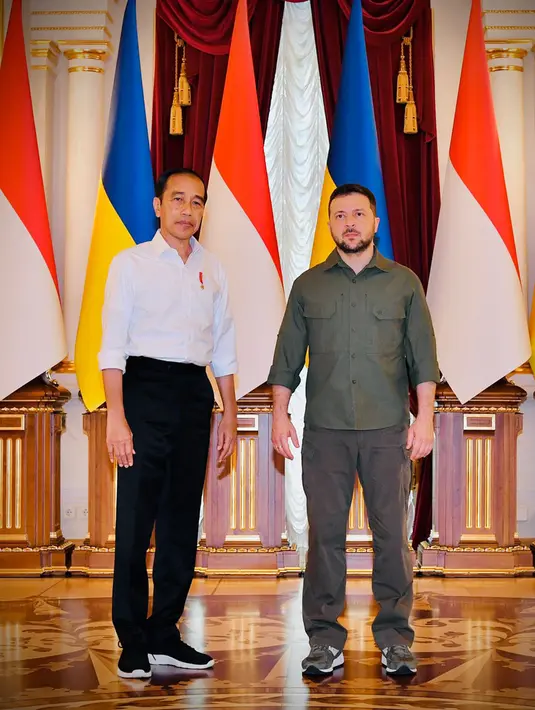 Presiden Joko Widodo atau Jokowi (kiri) berfoto dengan Presiden Ukraina Volodymyr Zelenskyy (kanan) saat bertemu di Istana Maryinsky, Kiev, Ukraina, Rabu (29/6/2022). Presiden Jokowi tiba sekitar pukul 15.00 waktu setempat. (Foto: Biro Pers Sekretariat Presiden)