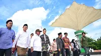Putra dari calon presiden (capres) nomor urut 3 Ganjar Pranowo, Muhammad Zinedine Alam Ganjar berkunjung ke kawasan bersejarah di Serang, Banten pada Selasa 16 Januari 2024. (Tim Media Alam Ganjar)