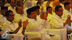 Prabowo Subianto didampingi Anies Baswedan (kanan) dan Sandiaga Uno (kiri) saat menghadiri rapat akbar kader di Jakarta, Minggu (8/1). Prabowo juga menyampaikan alasan Gerindra dan PKS memilih Anies-Sandiaga. (Liputan6.com/Angga Yuniar)
