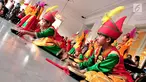 Anak-anak menari tarian daerah saat mengikuti Pentas Seni dan Budaya Indonesia Bangkit 2017 di Balai Kota, Jakarta, Sabtu (23/9). Acara tersebut dalam rangka meneguhkan kembali seluruh warga Indonesia sebagai dasar Pancasila. (Liputan6.com/Helmi Afandi)